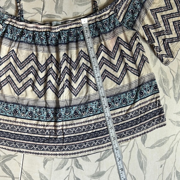 CHARLOTTE RUSSE | FLOWY COLD SHOULDER CROP TOP - Picture 2 of 8